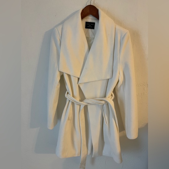 Frenchy Lapel Neck White coat with pockets and belt - Picture 9 of 9